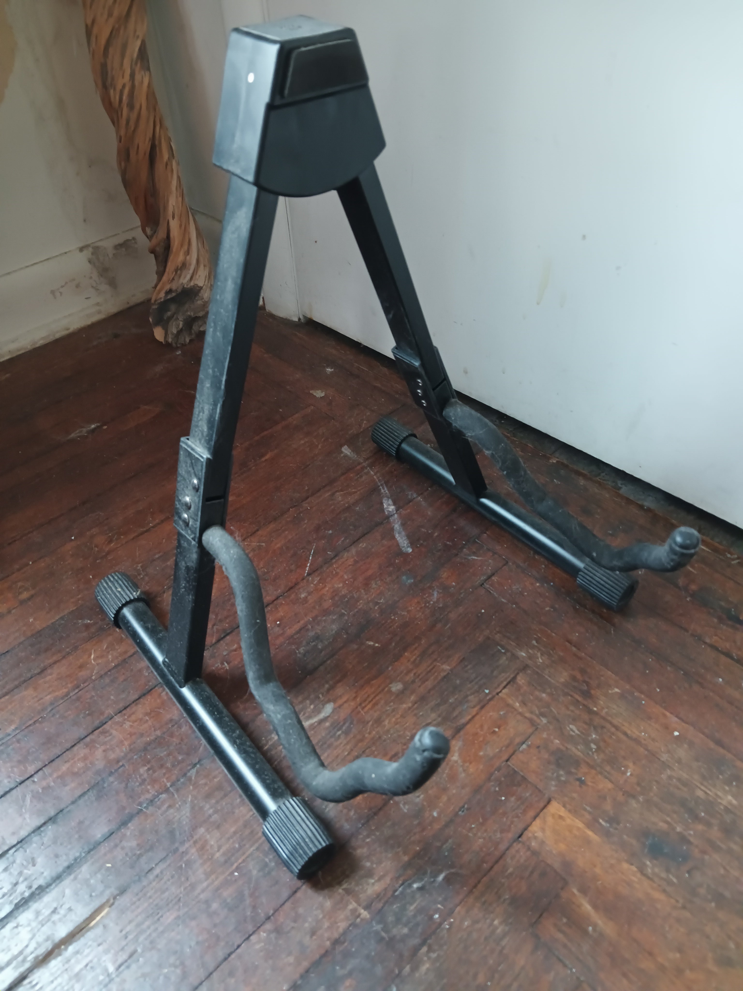 Amazon Basics Guitar Stand