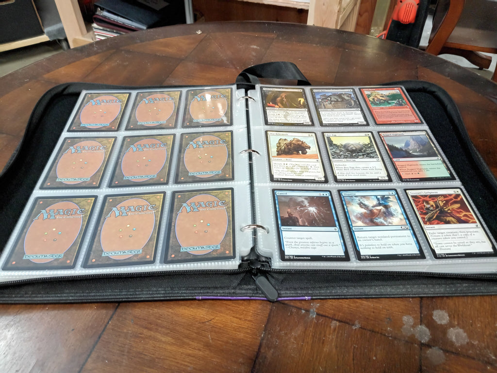 559 Magic The Gathering Cards with Sleeves and Case